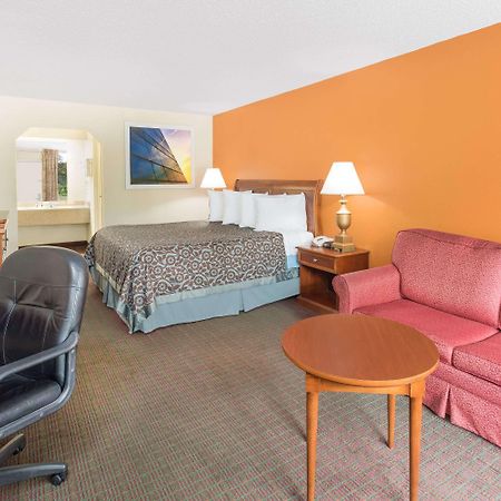 Days Inn By Wyndham Orangeburg South Exterior photo