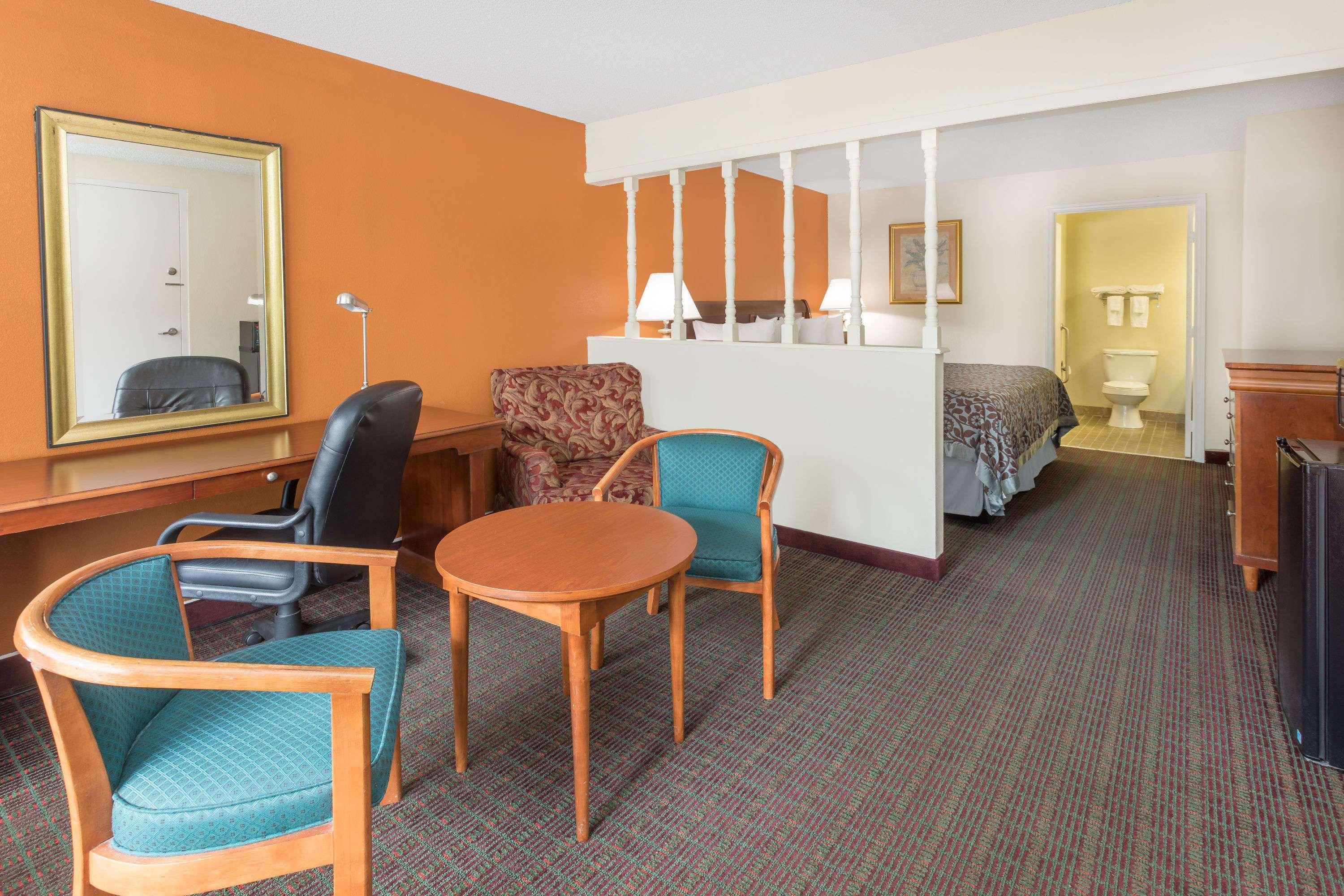 Days Inn By Wyndham Orangeburg South Exterior photo