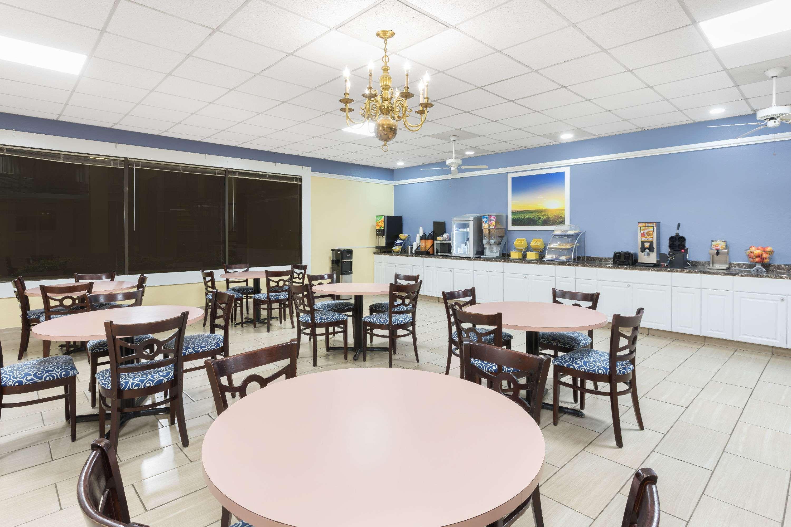 Days Inn By Wyndham Orangeburg South Exterior photo