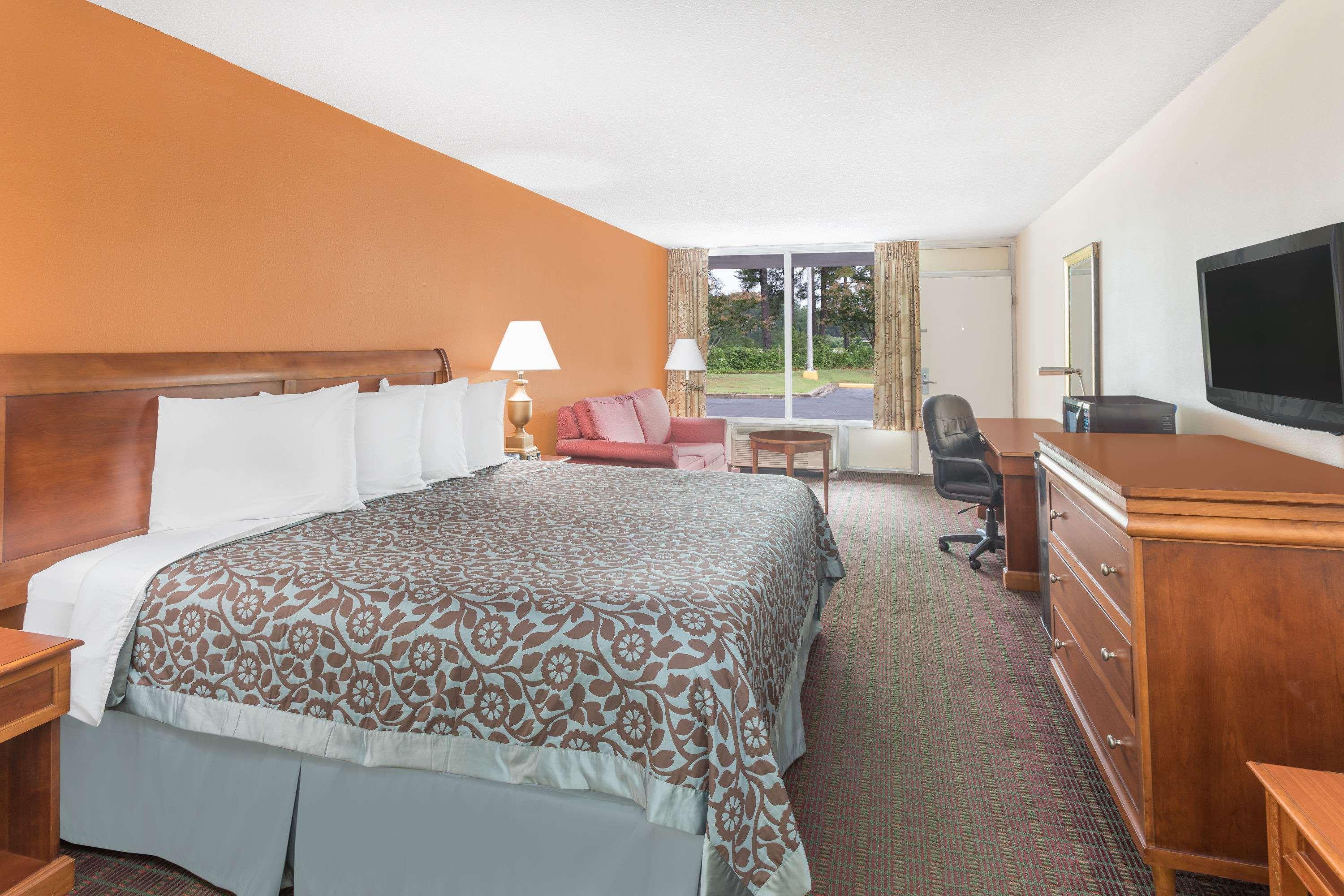 Days Inn By Wyndham Orangeburg South Exterior photo