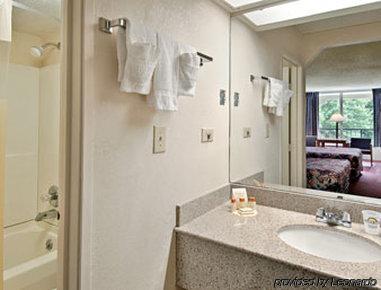 Days Inn By Wyndham Orangeburg South Room photo